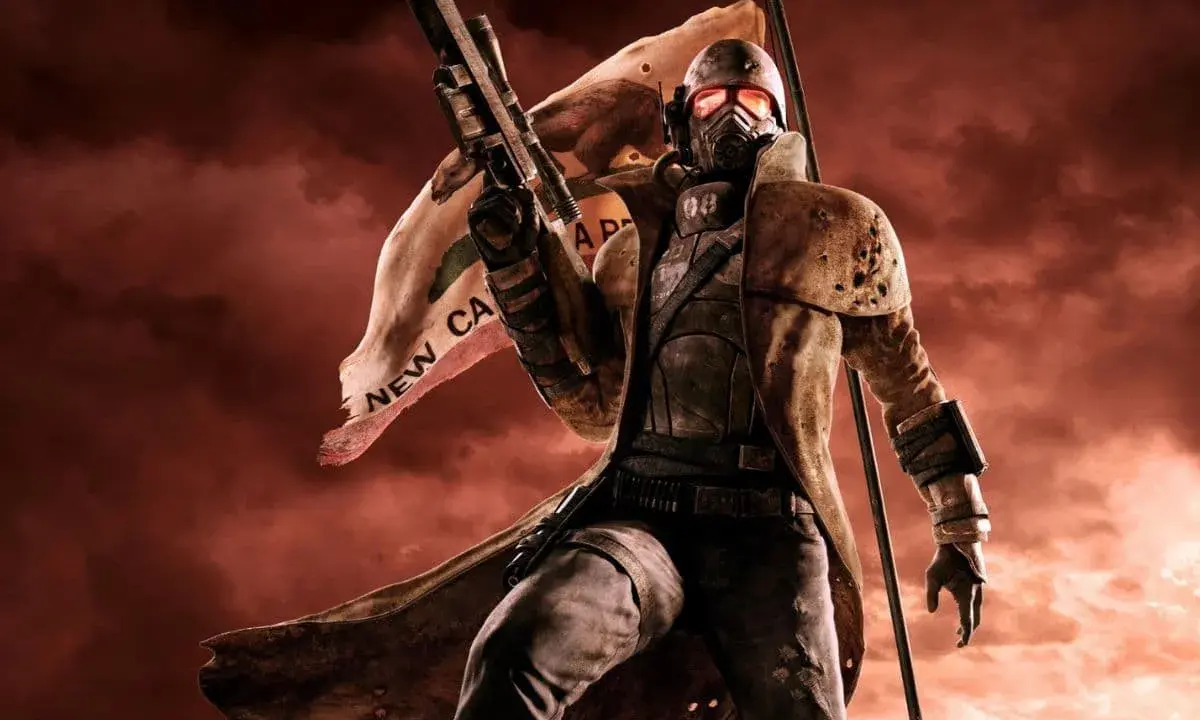 Żołnierz w pancerzu i masce z karabinem, za nim sztandar z napisem "NEW CA". Może przydać się do poszukiwania **fallout new vegas kody**.