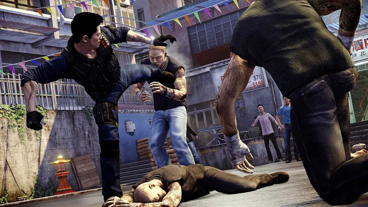 Akcja z gry Sleeping Dogs 2: uliczna bójka, jeden z bohaterów kopie przeciwnika, inni leżą na ziemi.