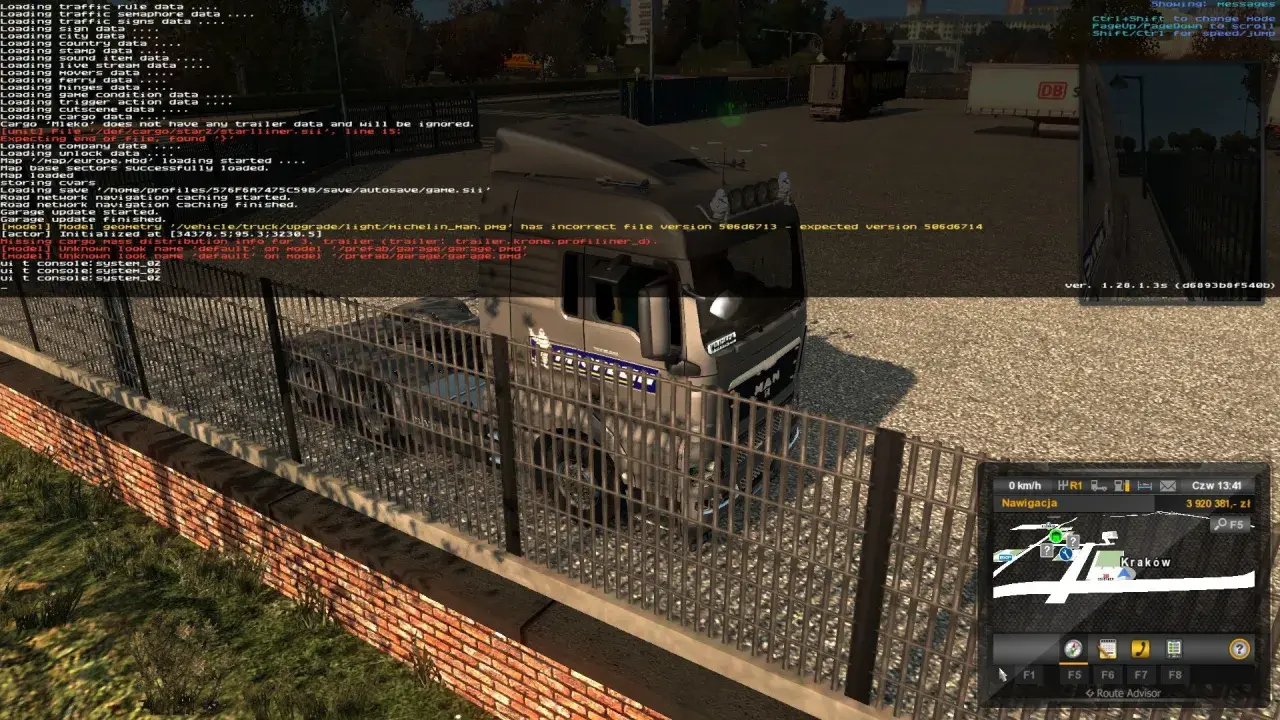 Komendy ETS2: błąd ładowania pliku trailera, brakujące dane, ale gra działa. Widok na ciężarówkę MAN i mapę z Krakowem.