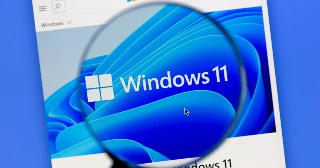 Szukasz sposobów, jak przyspieszyć komputer? Powiększenie ukazuje logo Windows 11, sugerując optymalizację systemu.