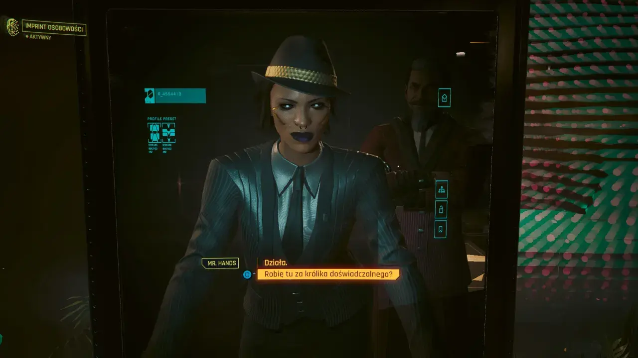 Kobieta w kapeluszu i garniturze, w tle mężczyzna. Interfejs gry, tekst "Robię tu za królika doświadczalnego?". To cyberpunk interregnum.