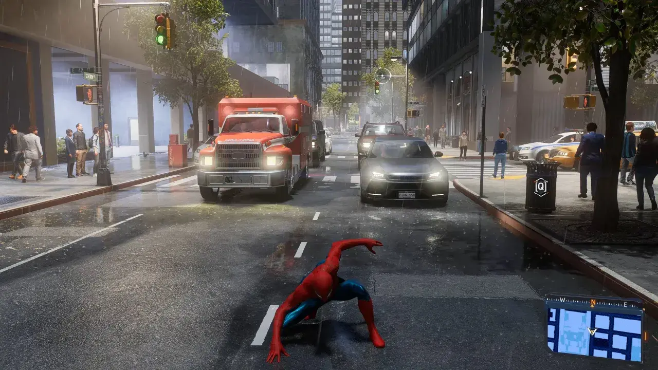 Spider-Man w deszczowym mieście, gdzie nagłe spadki FPS utrudniają pościg. Wóz strażacki i inne pojazdy na ulicy.
