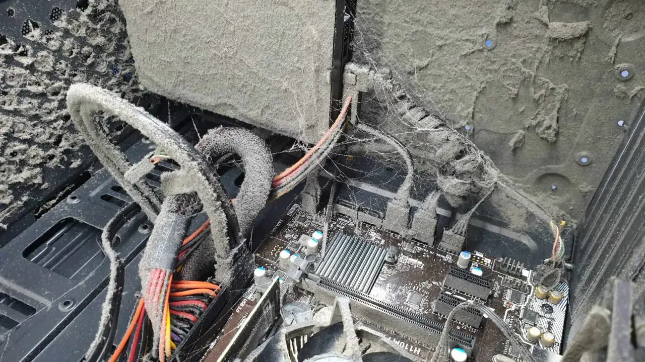 Komputer z systemem Windows 10 wymaga czyszczenia. Wnętrze obudowy jest pokryte grubą warstwą kurzu i pajęczyn.