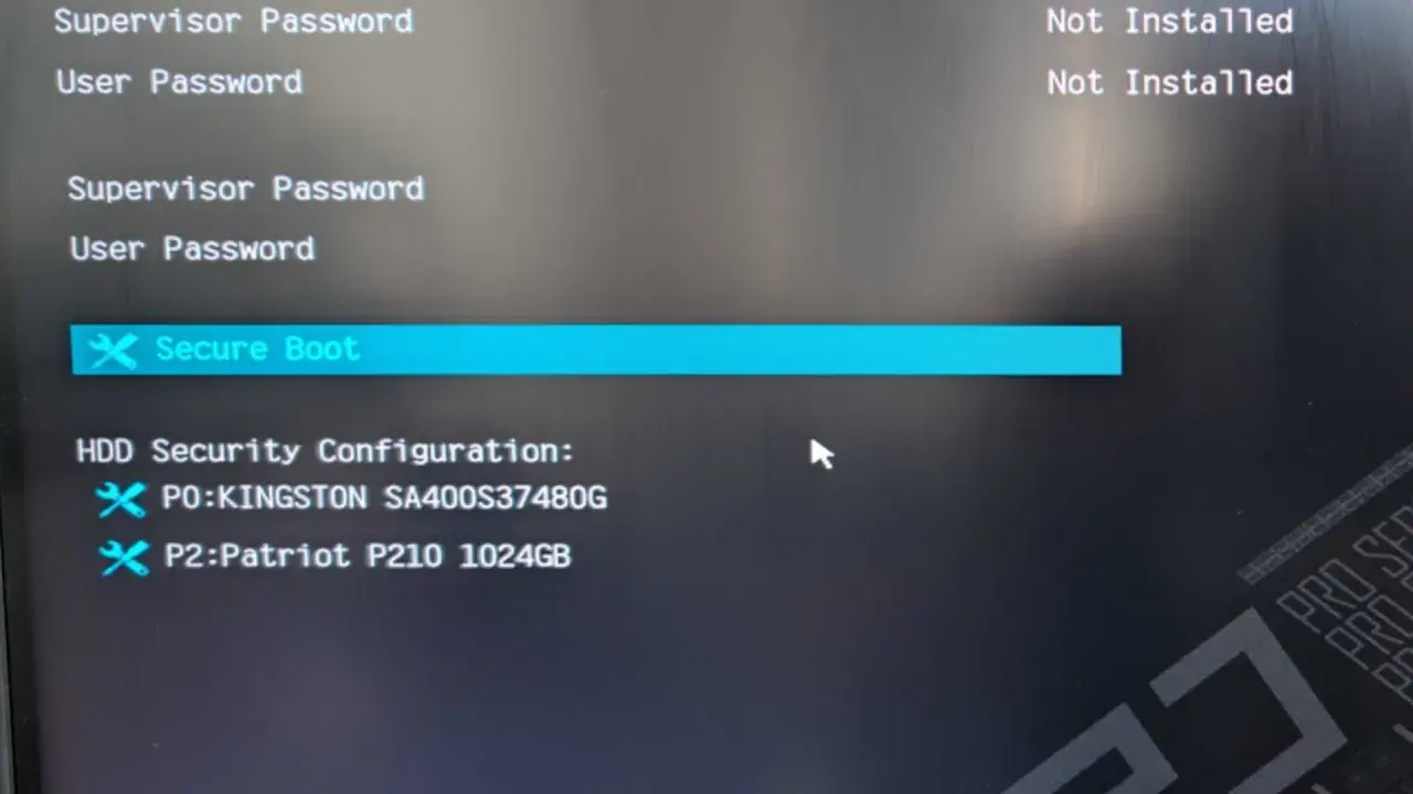 Ekran BIOS z opcją "Secure Boot". Jak włączyć secure boot? Wybierz opcję "Secure Boot" i skonfiguruj ustawienia.
