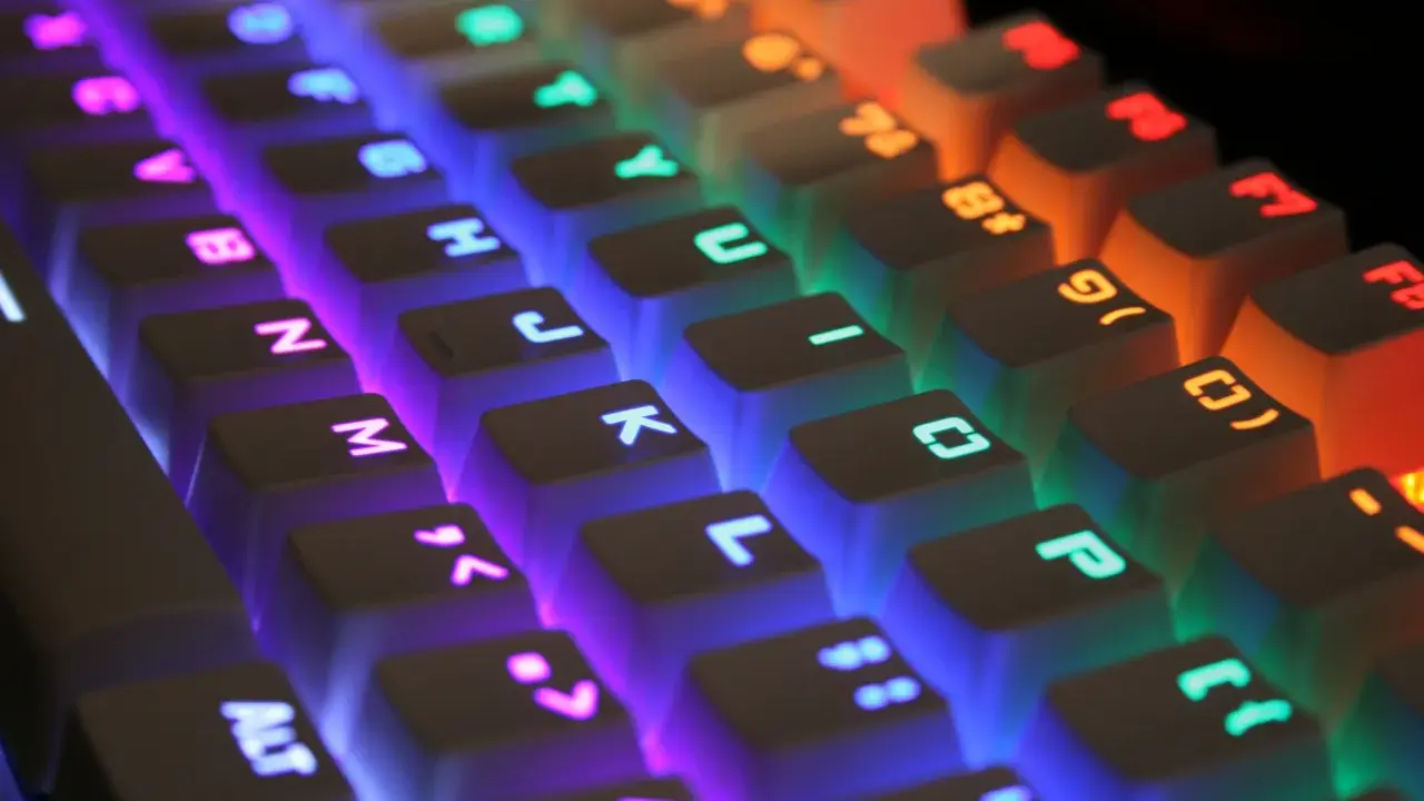Kolorowe podświetlenie klawiatury laptopa Lenovo. Dowiedz się, jak włączyć podświetlenie klawiatury w laptopie Lenovo, aby ułatwić sobie pracę w ciemności.