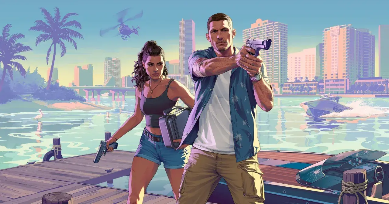 Para GTA VI PC: para z bronią na molo, w tle miasto, palmy i policyjna łódź.