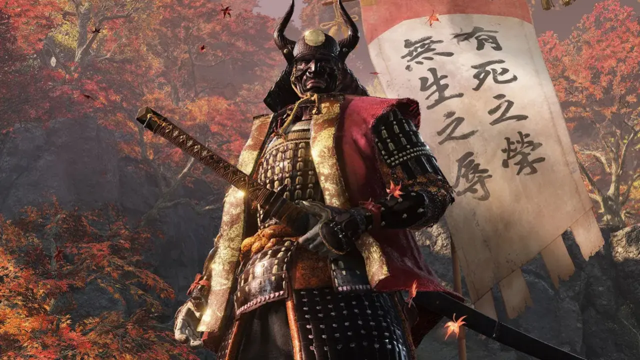 Samuraj w zbroi, z kataną, na tle jesiennego lasu i sztandaru z napisami. Sekiro poradnik dla graczy.