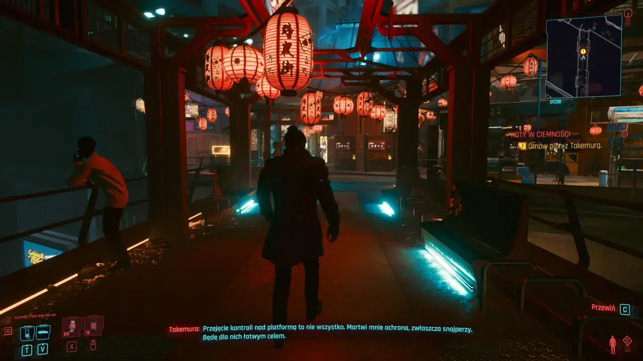 Nocne, neonowe miasto w stylu cyberpunk. Wszędzie wiszą czerwone lampiony, a ścieżki oświetlają niebieskie światła. W oddali widać sylwetki ludzi.