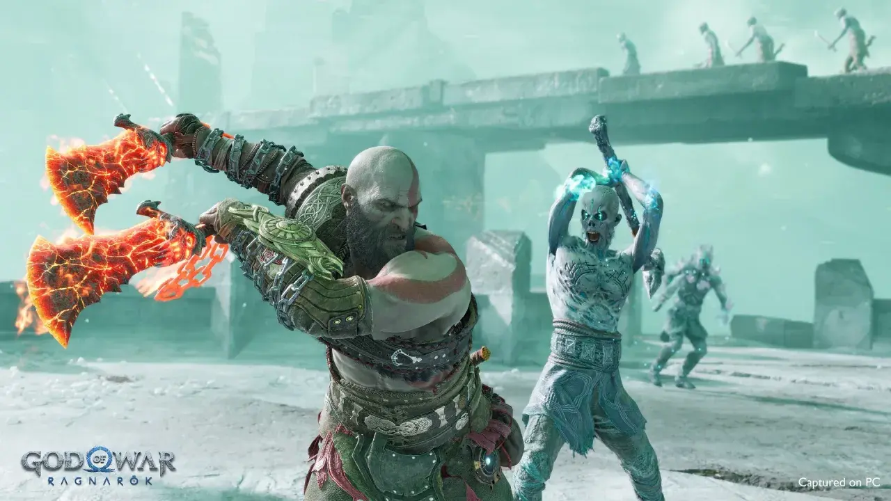 Kratos z płonącymi toporami walczy z lodowymi wrogami. Ile godzin zajmie ukończenie tej epickiej przygody w God of War Ragnarök?