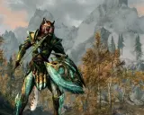 Khajiit w zbroi z mieczem i tarczą, gotowy do walki w górach Skyrim. Może użyć skyrim kody, by zdobyć lepszy ekwipunek.