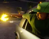 CJ strzela zza okna samochodu, jakby szukał kodu na nieśmiertelność w GTA SA.