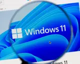 Szukasz sposobów, jak przyspieszyć komputer? Powiększenie ukazuje logo Windows 11, sugerując optymalizację systemu.