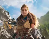 Aloy z Horizon 3 kiedy walczy z mechanicznym stworzeniem na tle gór i błękitnego nieba.