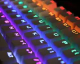 Kolorowe podświetlenie klawiatury laptopa Lenovo. Dowiedz się, jak włączyć podświetlenie klawiatury w laptopie Lenovo, aby ułatwić sobie pracę w ciemności.