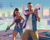 Para GTA VI PC: para z bronią na molo, w tle miasto, palmy i policyjna łódź.