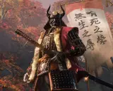 Samuraj w zbroi, z kataną, na tle jesiennego lasu i sztandaru z napisami. Sekiro poradnik dla graczy.