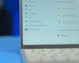 Ekran laptopa z menu Ustawień Windows 11. Widoczna opcja "Windows Update" i jej funkcje, takie jak wstrzymanie aktualizacji.