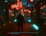 Nocne, neonowe miasto w stylu cyberpunk. Wszędzie wiszą czerwone lampiony, a ścieżki oświetlają niebieskie światła. W oddali widać sylwetki ludzi.