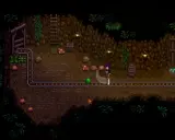 Postać w kopalni Stardew Valley walczy z zielonym potworem. To świetny moment na poradnik!