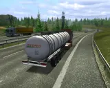 Ciężarówka z cysterną "POSPED" na drodze w grze Euro Truck Simulator 1.