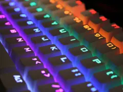 Kolorowe podświetlenie klawiatury laptopa Lenovo. Dowiedz się, jak włączyć podświetlenie klawiatury w laptopie Lenovo, aby ułatwić sobie pracę w ciemności.