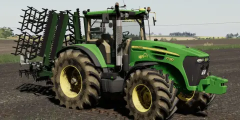 Zielony traktor John Deere 7730 z agregatem uprawowym, gotowy do pracy w polu w grze Ursus FS19.