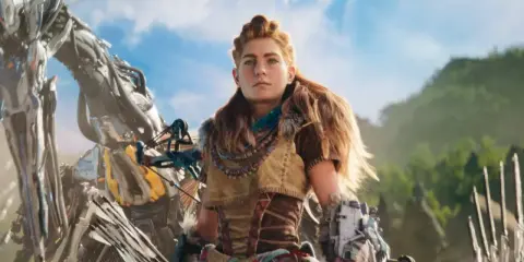 Aloy z Horizon 3 kiedy walczy z mechanicznym stworzeniem na tle gór i błękitnego nieba.