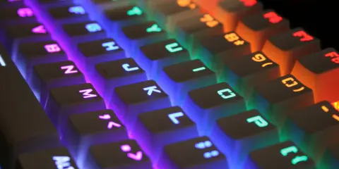 Kolorowe podświetlenie klawiatury laptopa Lenovo. Dowiedz się, jak włączyć podświetlenie klawiatury w laptopie Lenovo, aby ułatwić sobie pracę w ciemności.