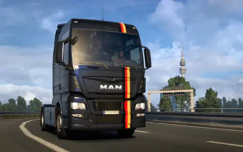 Ciemny MAN z niemieckimi barwami na masce jedzie autostradą. W tle wieża telewizyjna, typowa dla krajobrazu w grze german truck simulator.