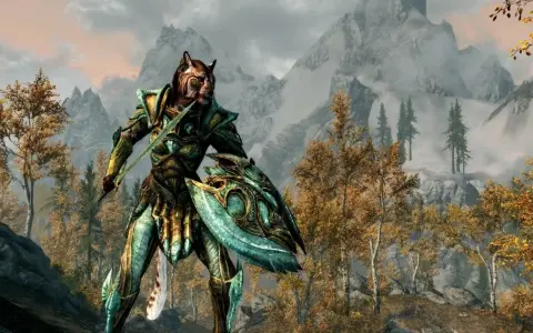 Khajiit w zbroi z mieczem i tarczą, gotowy do walki w górach Skyrim. Może użyć skyrim kody, by zdobyć lepszy ekwipunek.