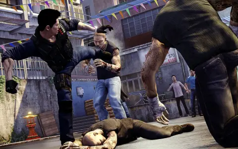 Akcja z gry Sleeping Dogs 2: uliczna bójka, jeden z bohaterów kopie przeciwnika, inni leżą na ziemi.