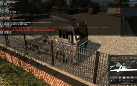 Komendy ETS2: błąd ładowania pliku trailera, brakujące dane, ale gra działa. Widok na ciężarówkę MAN i mapę z Krakowem.