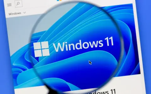 Szukasz sposobów, jak przyspieszyć komputer? Powiększenie ukazuje logo Windows 11, sugerując optymalizację systemu.