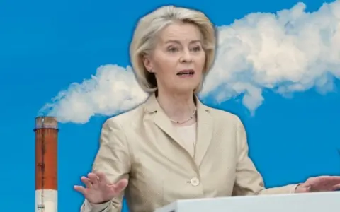 Ursula von der Leyen przemawia na tle komina fabrycznego z dymem, symbolizując walkę z emisjami i realizację celów ETS3.