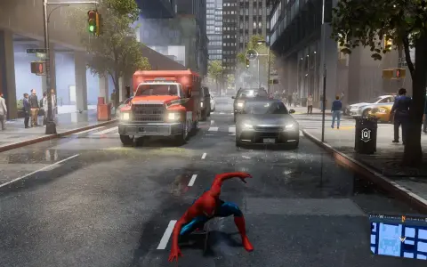 Spider-Man w deszczowym mieście, gdzie nagłe spadki FPS utrudniają pościg. Wóz strażacki i inne pojazdy na ulicy.