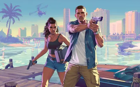 Para GTA VI PC: para z bronią na molo, w tle miasto, palmy i policyjna łódź.
