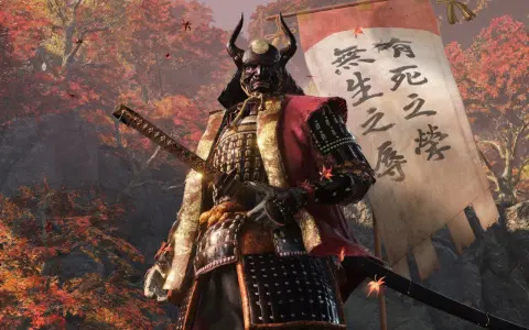 Samuraj w zbroi, z kataną, na tle jesiennego lasu i sztandaru z napisami. Sekiro poradnik dla graczy.