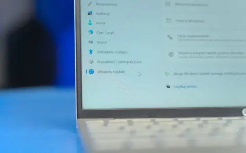 Ekran laptopa z menu Ustawień Windows 11. Widoczna opcja "Windows Update" i jej funkcje, takie jak wstrzymanie aktualizacji.