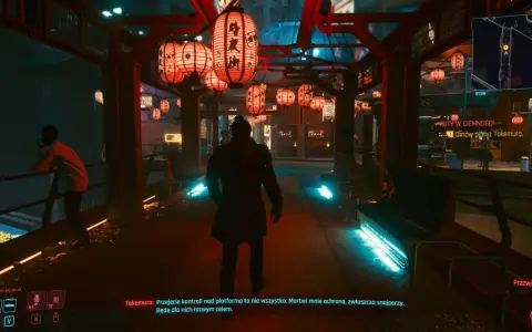 Nocne, neonowe miasto w stylu cyberpunk. Wszędzie wiszą czerwone lampiony, a ścieżki oświetlają niebieskie światła. W oddali widać sylwetki ludzi.