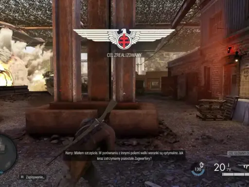Gracz w Sniper Elite 3 poradnik, cel zrealizowany, eksplozja w tle.
