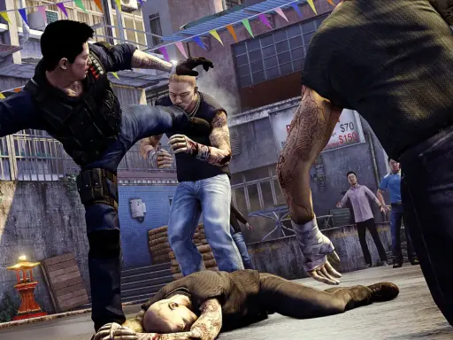 Akcja z gry Sleeping Dogs 2: uliczna bójka, jeden z bohaterów kopie przeciwnika, inni leżą na ziemi.
