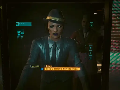 Kobieta w kapeluszu i garniturze, w tle mężczyzna. Interfejs gry, tekst "Robię tu za królika doświadczalnego?". To cyberpunk interregnum.