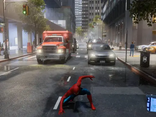 Spider-Man w deszczowym mieście, gdzie nagłe spadki FPS utrudniają pościg. Wóz strażacki i inne pojazdy na ulicy.