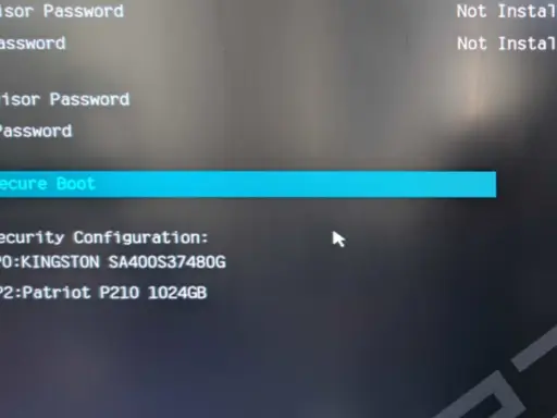 Ekran BIOS z opcją "Secure Boot". Jak włączyć secure boot? Wybierz opcję "Secure Boot" i skonfiguruj ustawienia.