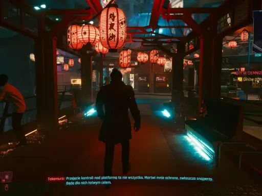 Nocne, neonowe miasto w stylu cyberpunk. Wszędzie wiszą czerwone lampiony, a ścieżki oświetlają niebieskie światła. W oddali widać sylwetki ludzi.