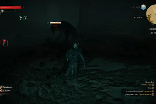 Geralt z Rivii walczy z Czartem, celując w niego mieczem Berengara.