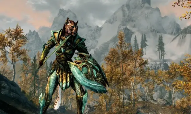 Khajiit w zbroi z mieczem i tarczą, gotowy do walki w górach Skyrim. Może użyć skyrim kody, by zdobyć lepszy ekwipunek.