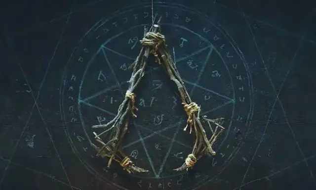 Wisiorek z gałązek, związany sznurkiem, na tle tajemniczego okręgu z symbolami. Może to być amulet ac hexe.