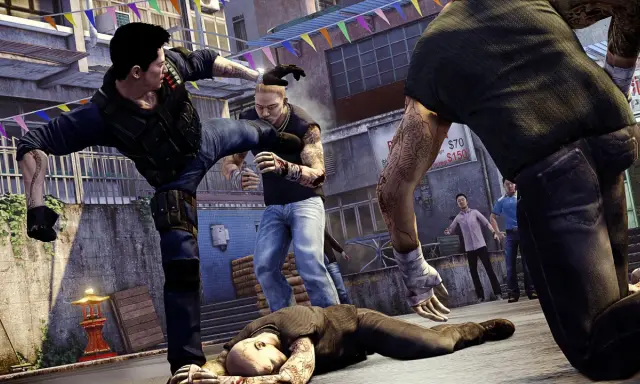 Akcja z gry Sleeping Dogs 2: uliczna bójka, jeden z bohaterów kopie przeciwnika, inni leżą na ziemi.