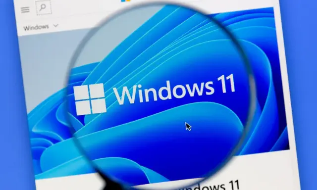 Szukasz sposobów, jak przyspieszyć komputer? Powiększenie ukazuje logo Windows 11, sugerując optymalizację systemu.